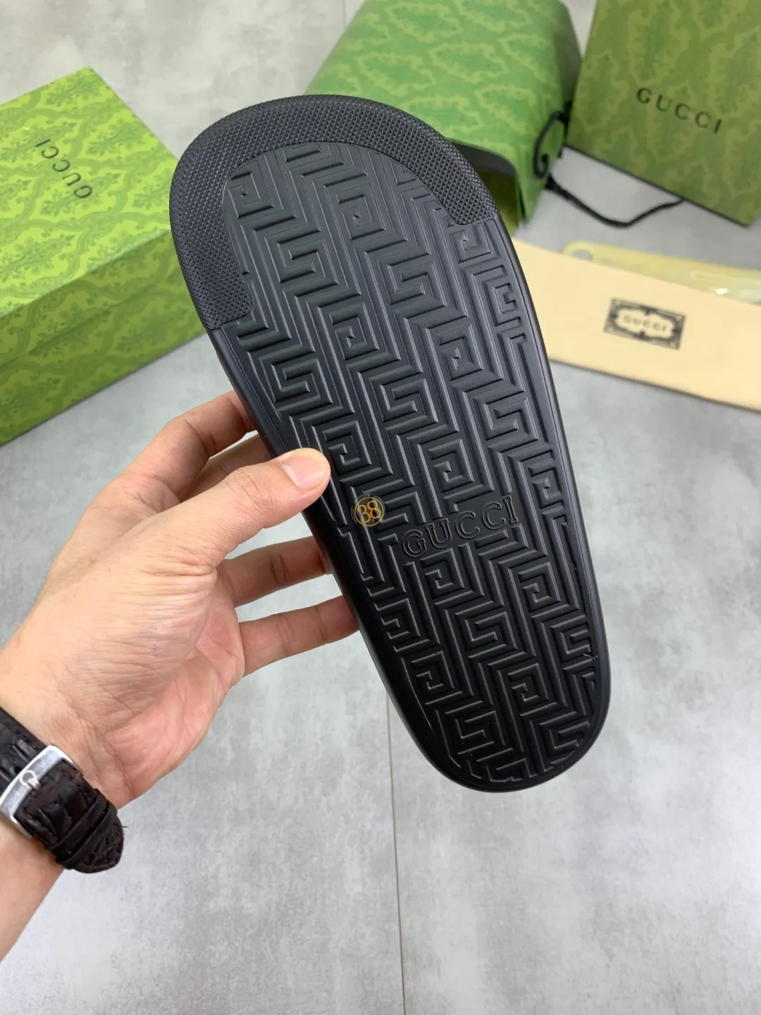 Men's Men's Shoes 💰P300💰[New Style] High Version 🎁🎁🎁 GUCCI New Year of the Snake casual slippers, original official website, perfect workmanship, transmitting a kind of noble luxury, sublimating its definition of luxury in Gucci's high-end extraordinary craftsmanship. Original Gucci double G combination outsole, code number: 35-46, complete package